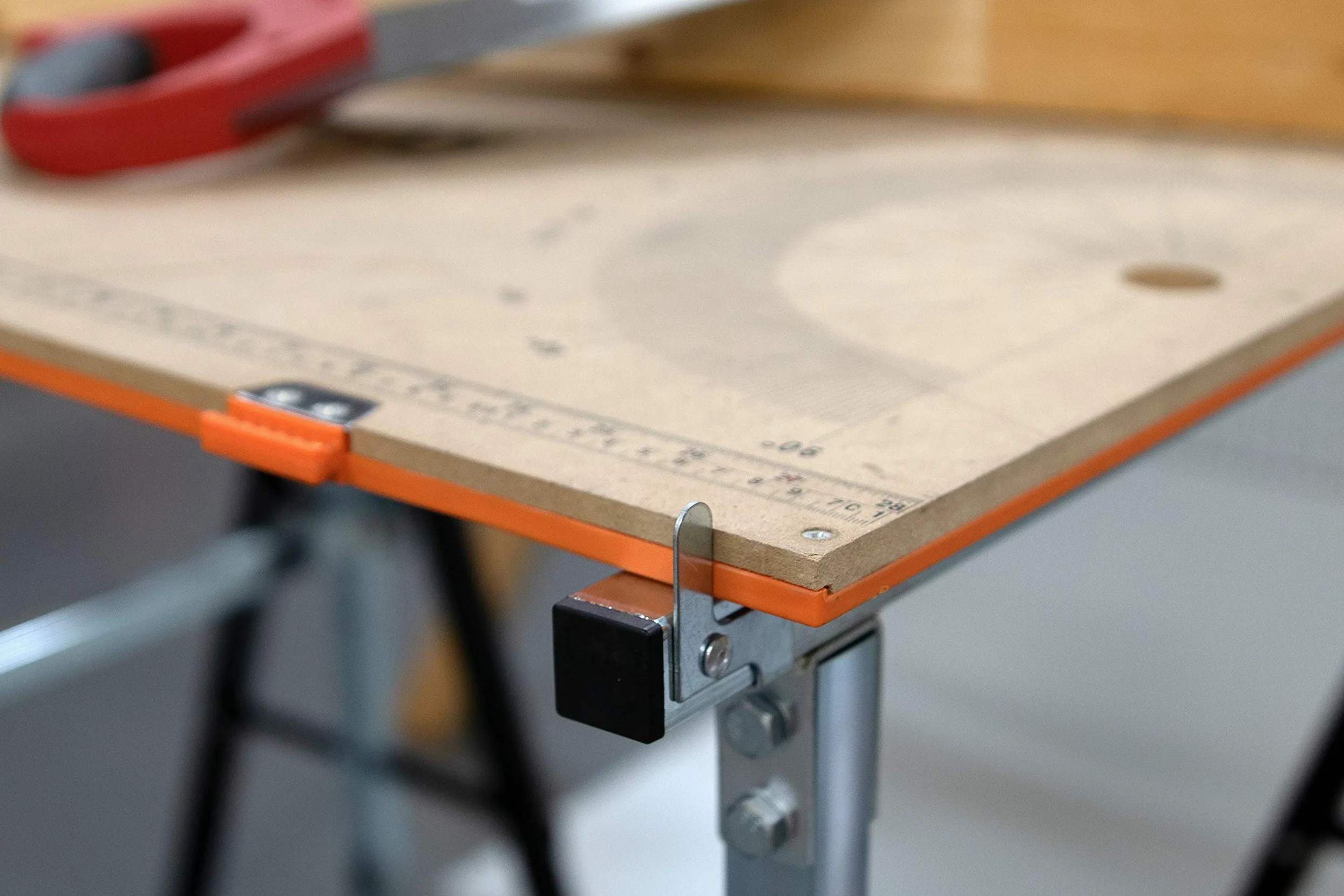 Meister Soporte de Metal 200 kg - Plegable - Altura de trabajo variable de 800 a 1300 mm - Ajuste de altura de 7 niveles - Con ganchos de seguridad/Soporte telescópico / 5258110