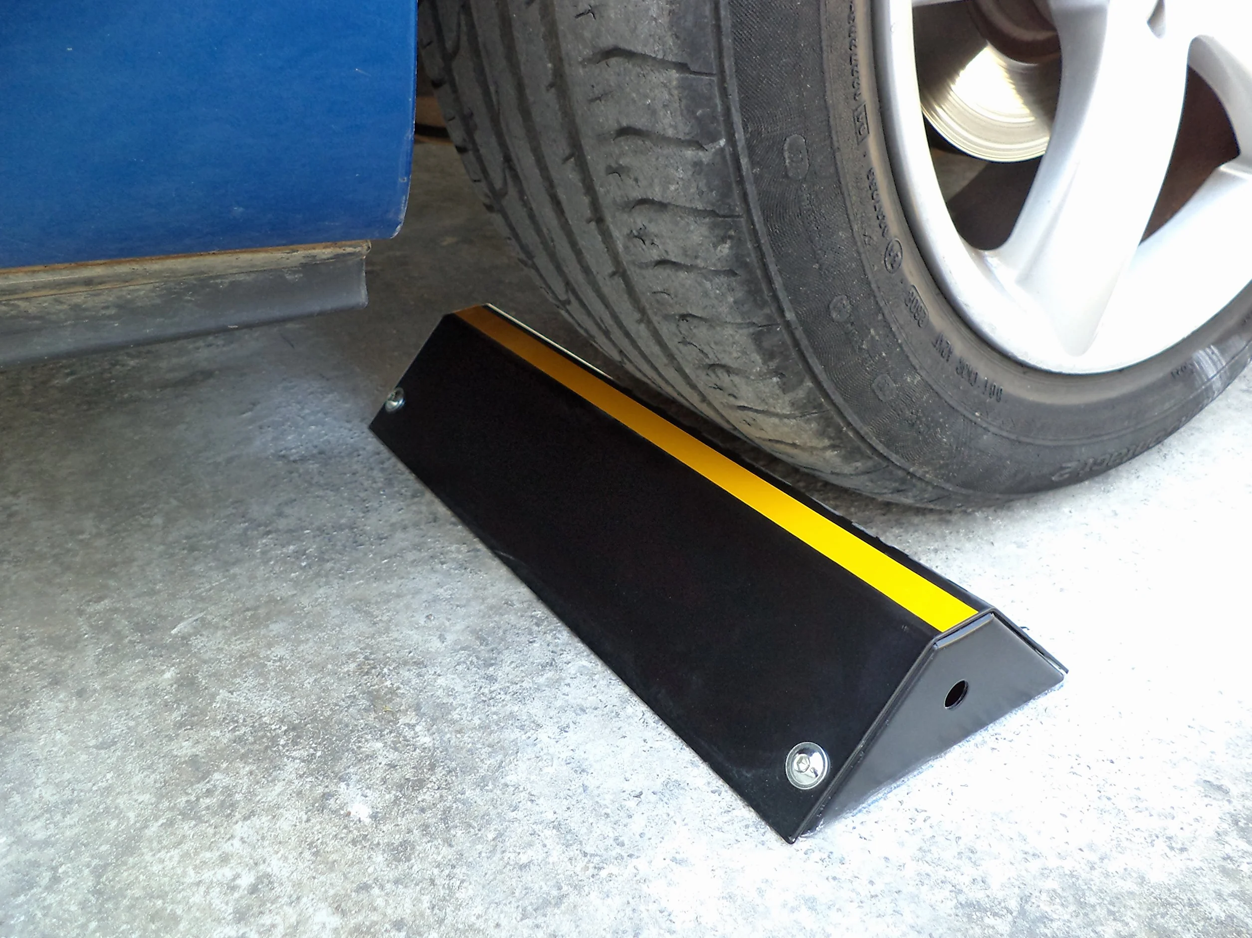 Tope de Rueda de Acero 42x16x7cm para Estacionamiento