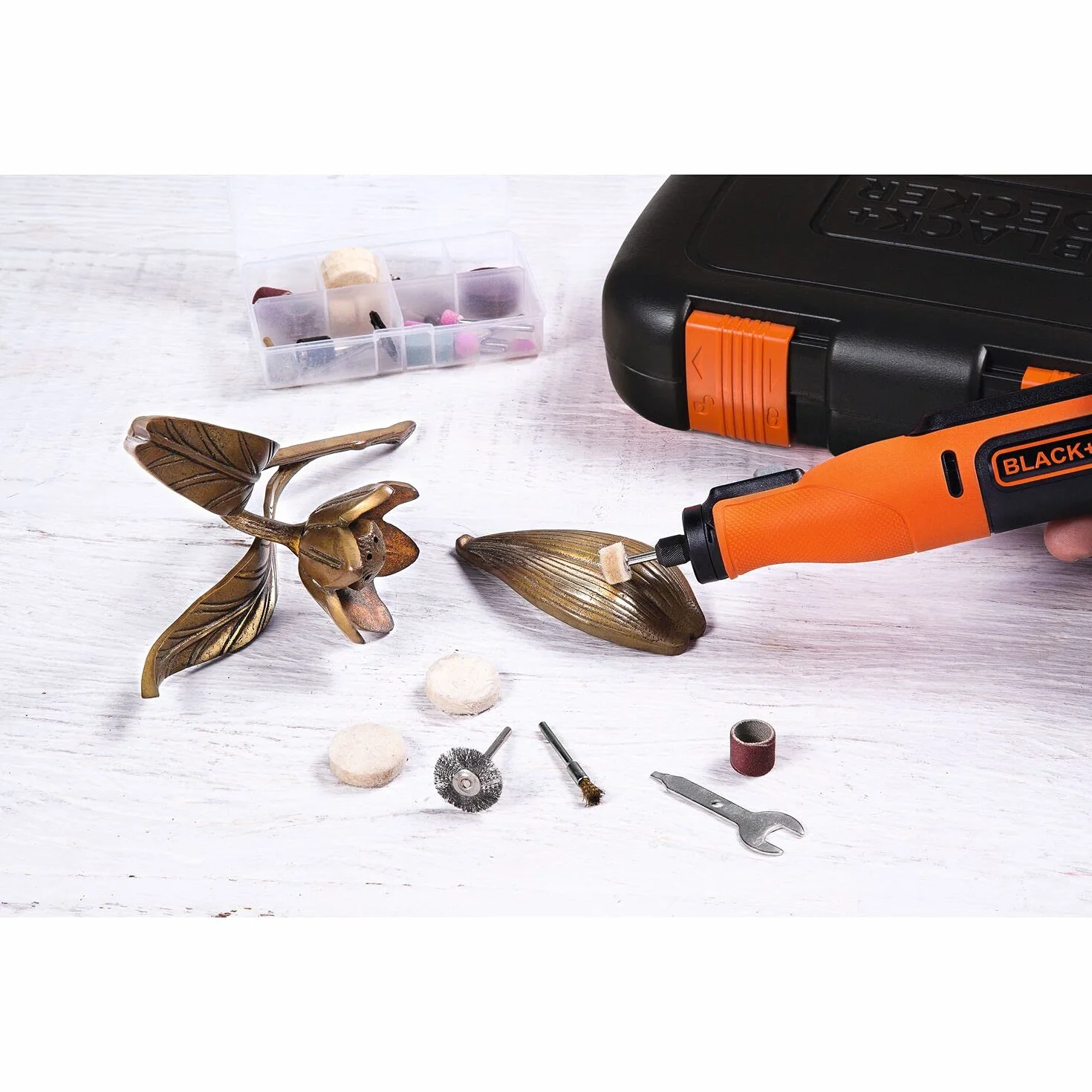 BLACK+DECKER Multi-Herramienta Rotativa 7,2V, Control de Velocidad Variable, Batería Integrada de 1.5Ah, Incluye 53 Accesorios y Estuche de Transporte, BCRT8IK