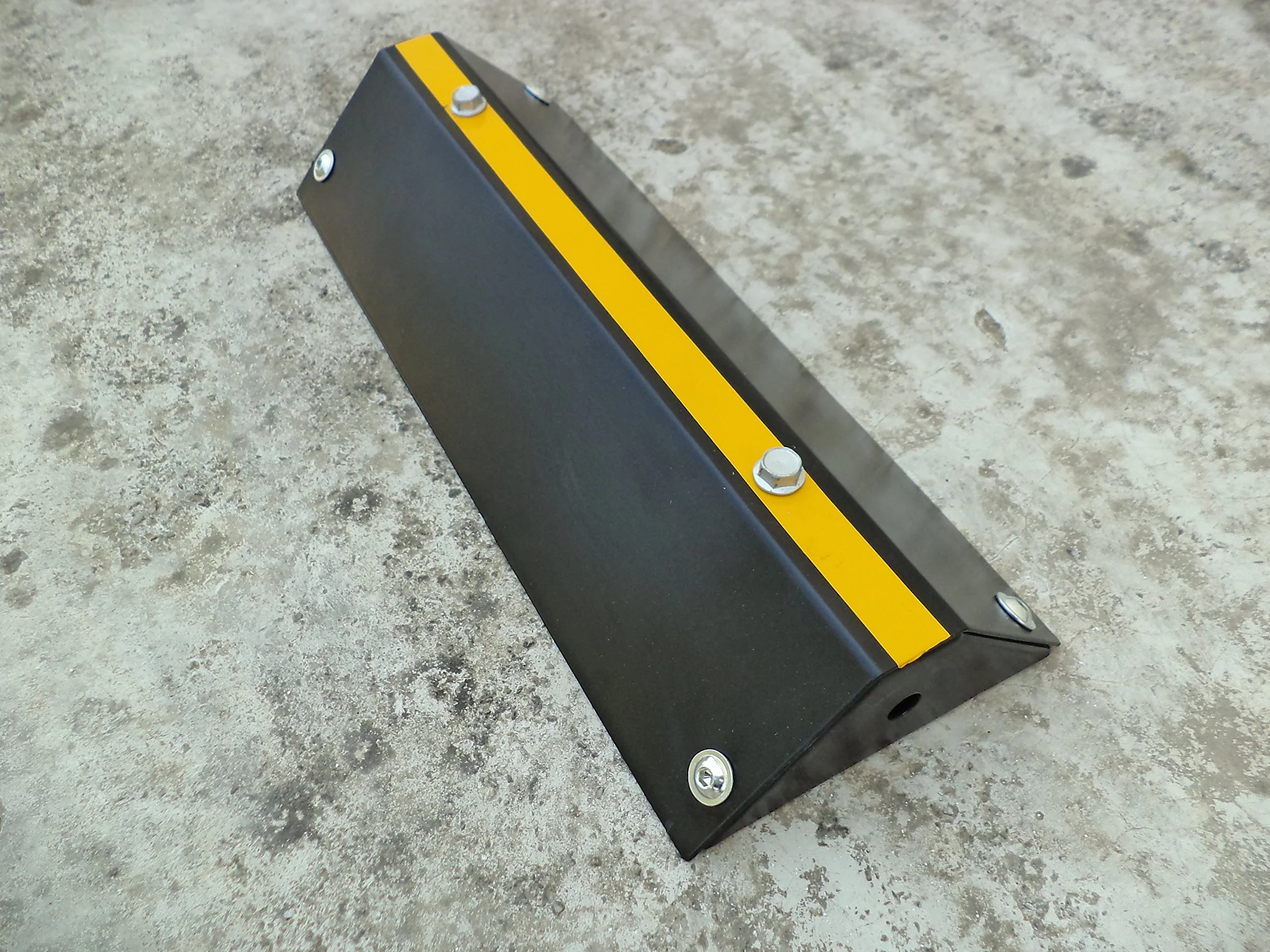 Tope de Rueda de Acero 42x16x7cm para Estacionamiento