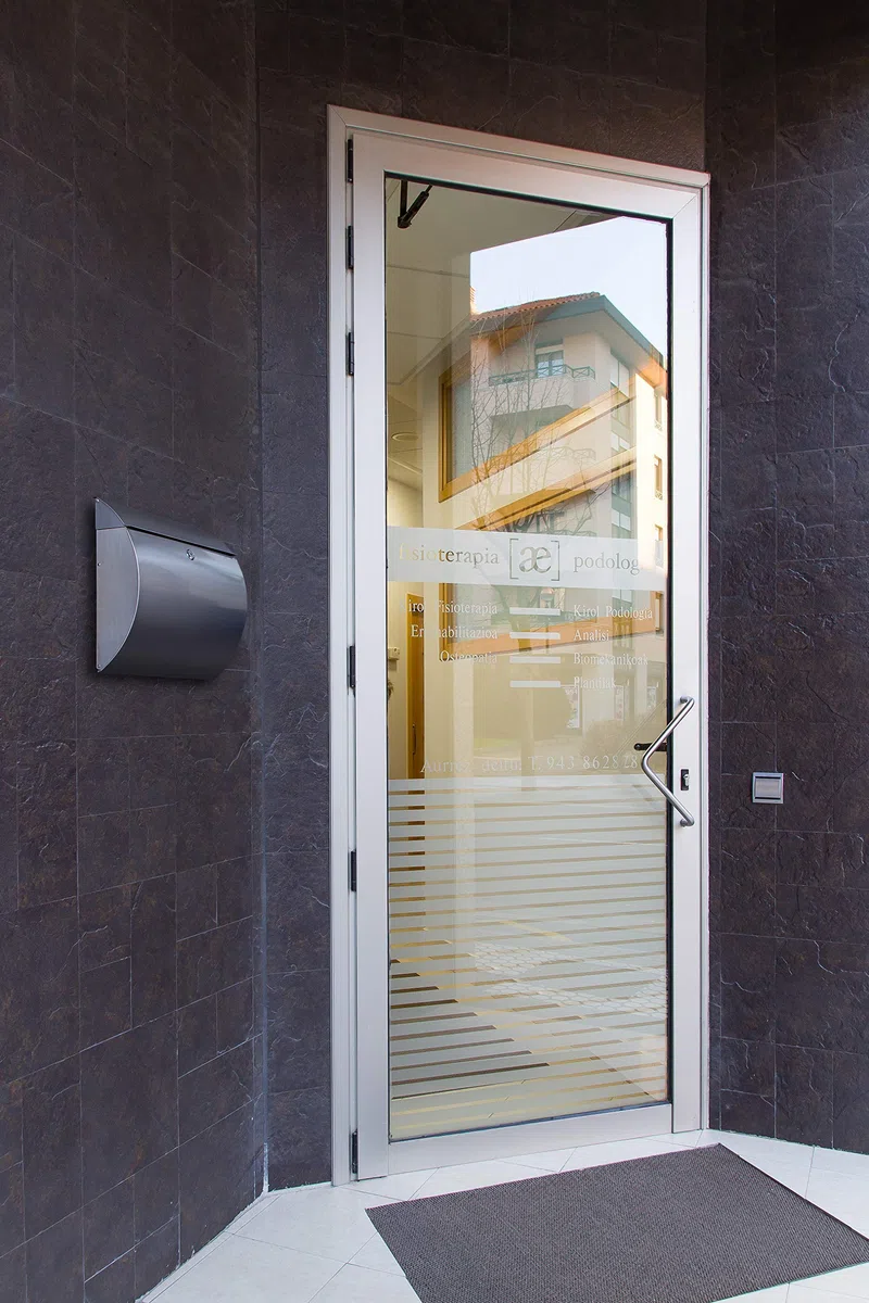 ARREGUI Aura E5405-12 Buzón Exterior de Acero Inoxidable, Tamaño L(Revistas, Sobres C4), Gran Capacidad, Buzón de Correo Grande, Buzón de Pared, Antilluvia, Anticorrosivo, Fácil de Instalar, INOX