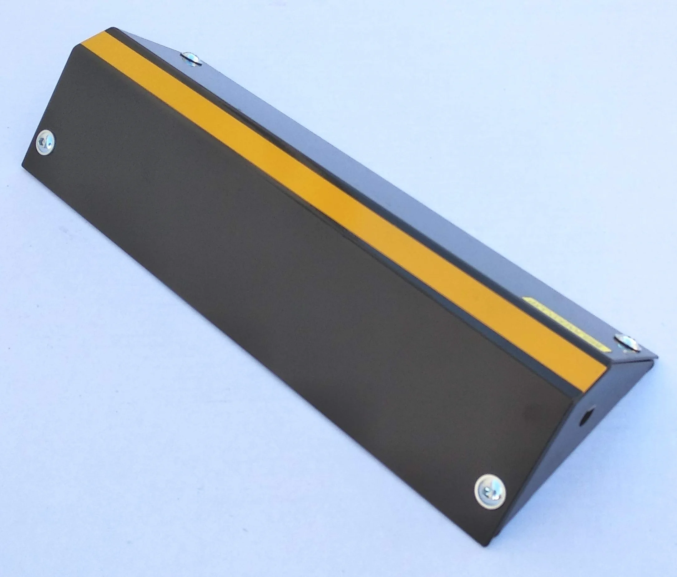 Tope de Rueda de Acero 42x16x7cm para Estacionamiento