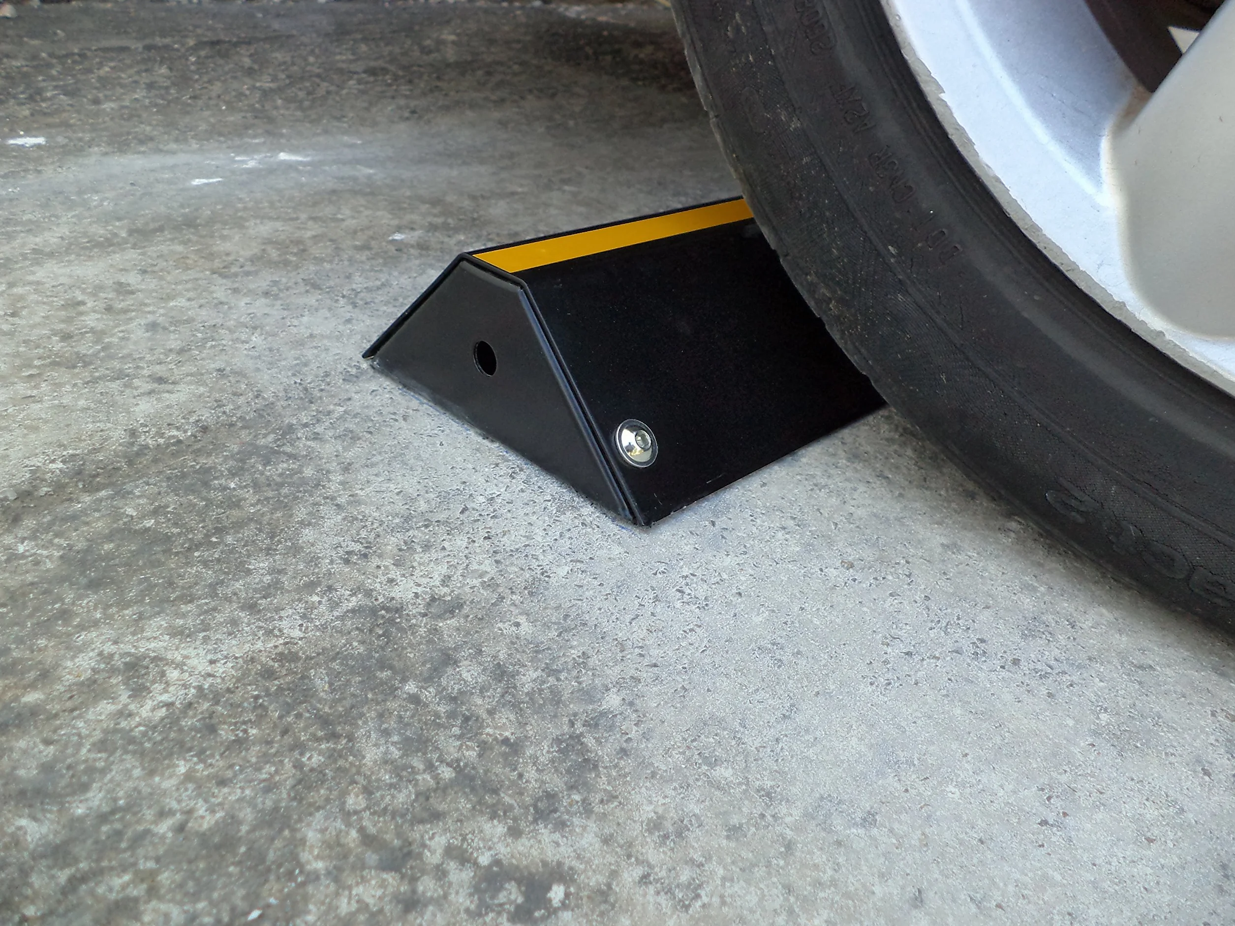 Tope de Rueda de Acero 42x16x7cm para Estacionamiento