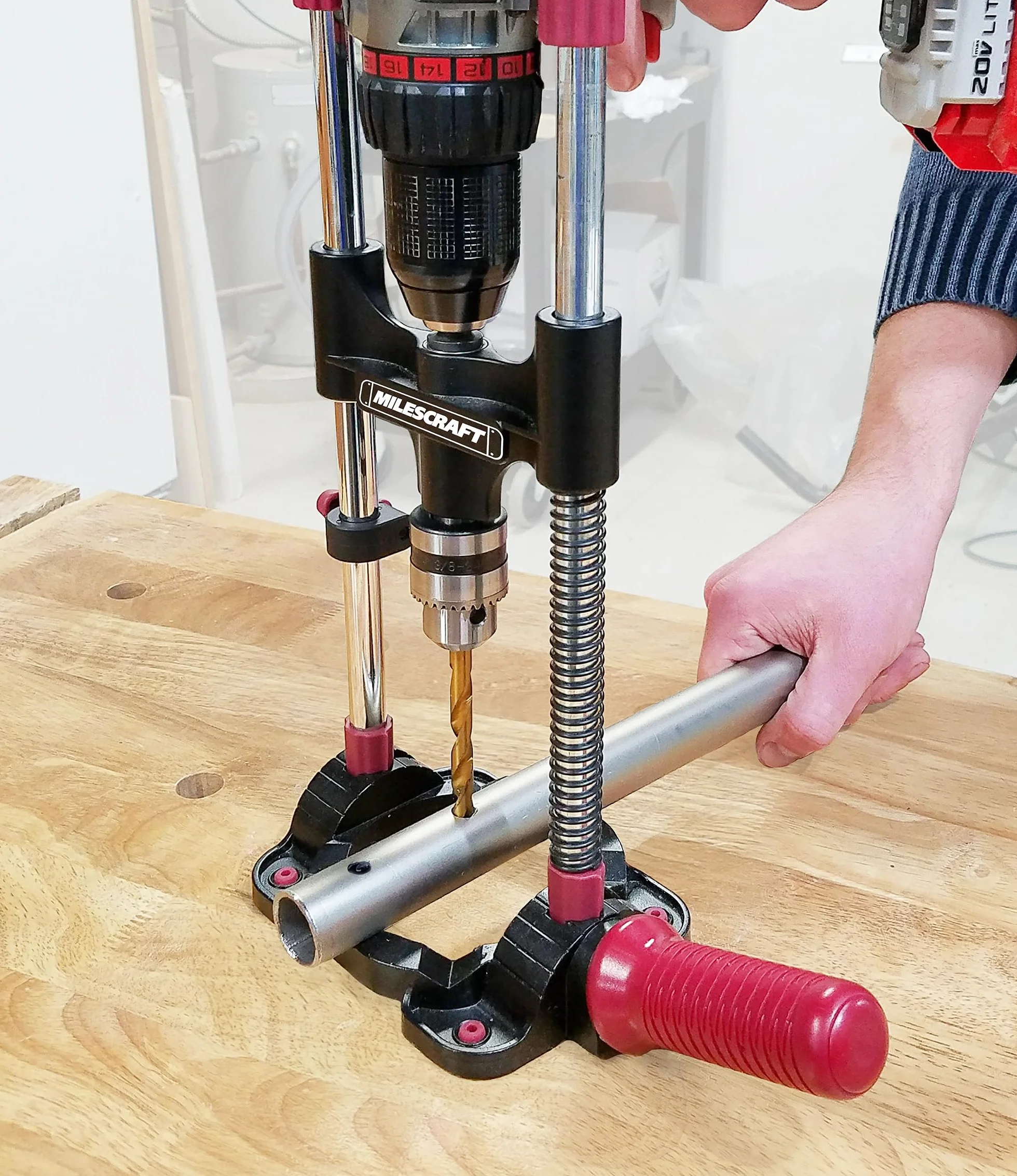 Milescraft 1318 DrillMate portátil - Accesorio de guía Compatible con la mayoría de taladros de 3/8 pulgadas - Base autocentrante - Lecturas multiángulo